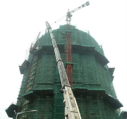 珲春吊车在工地上作业